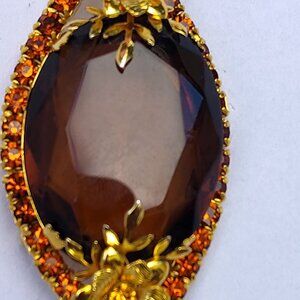 This vintage brooch is a stunning piece in the style of Florenza, featuring a la